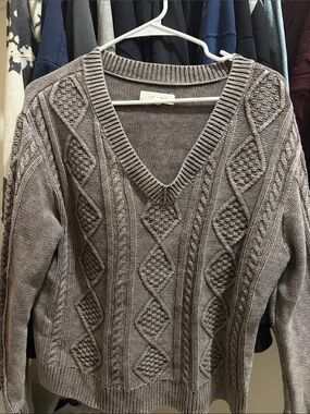 Men's V-Neck Cable Sweater in Taupe grey 🌚